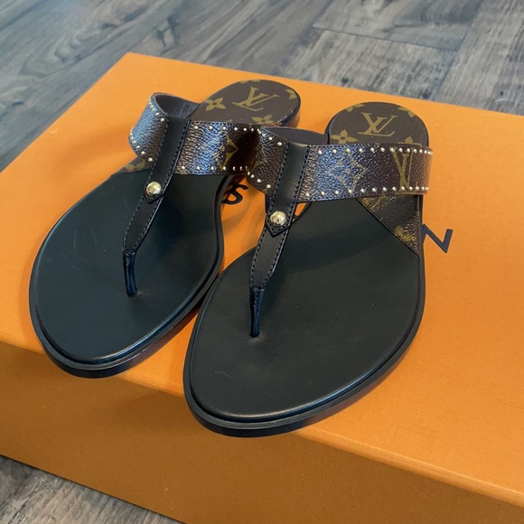 Fashionphile Louis Vuitton Sunny Flat Thong Sandals Louis Vuitton